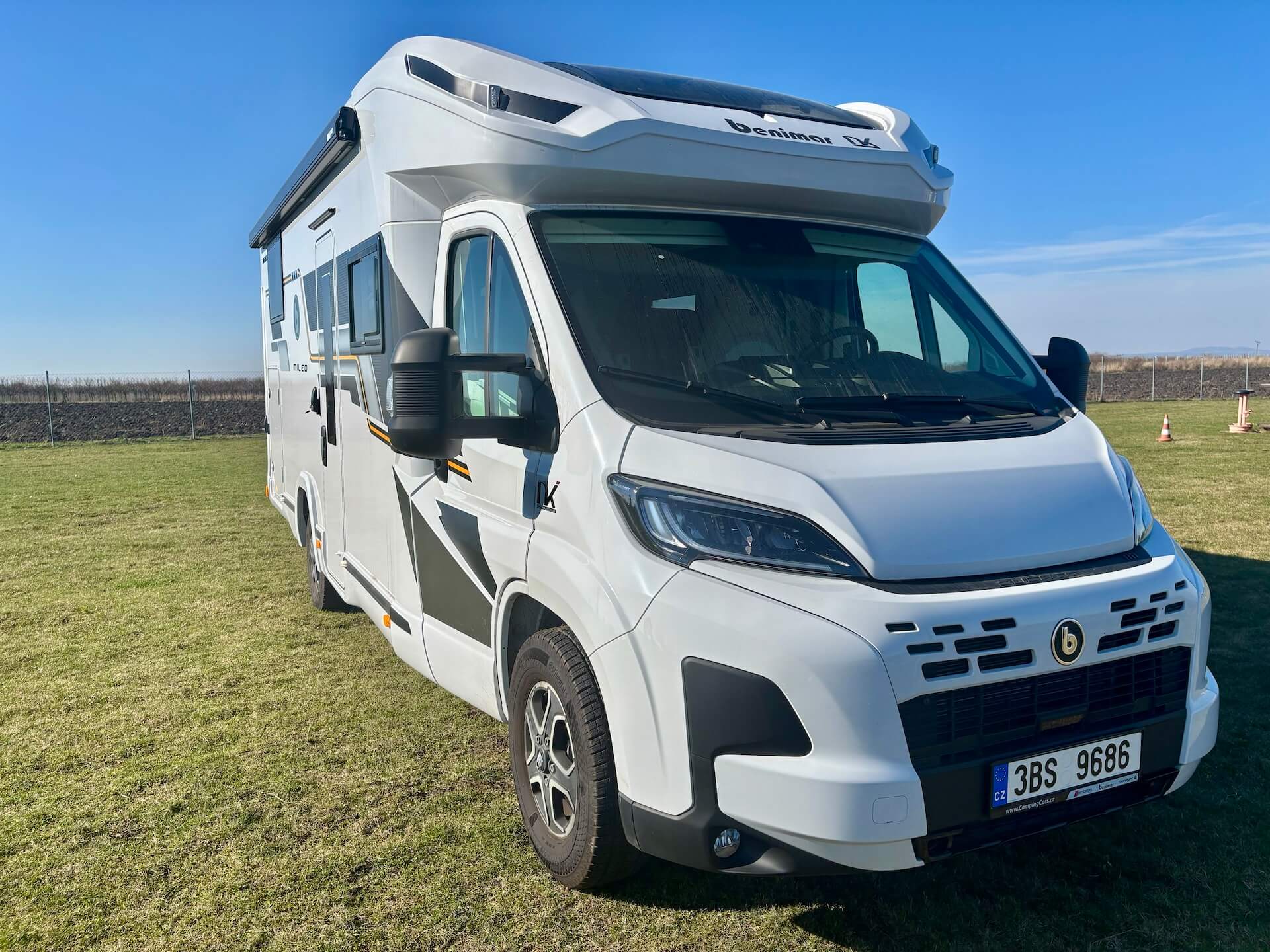 Benimar Mileo 263 exteriér